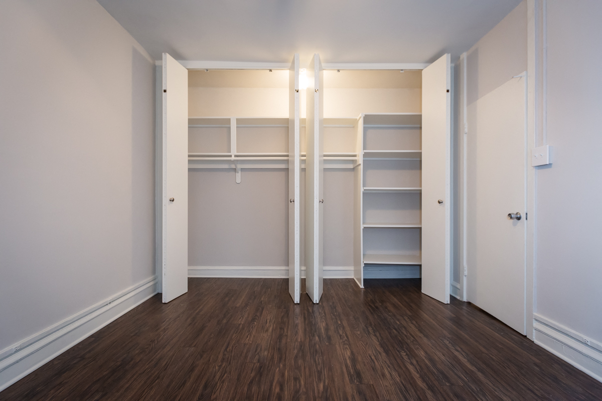 closet bedroom hyde park chicago apartment kenwood renovated one bedroom